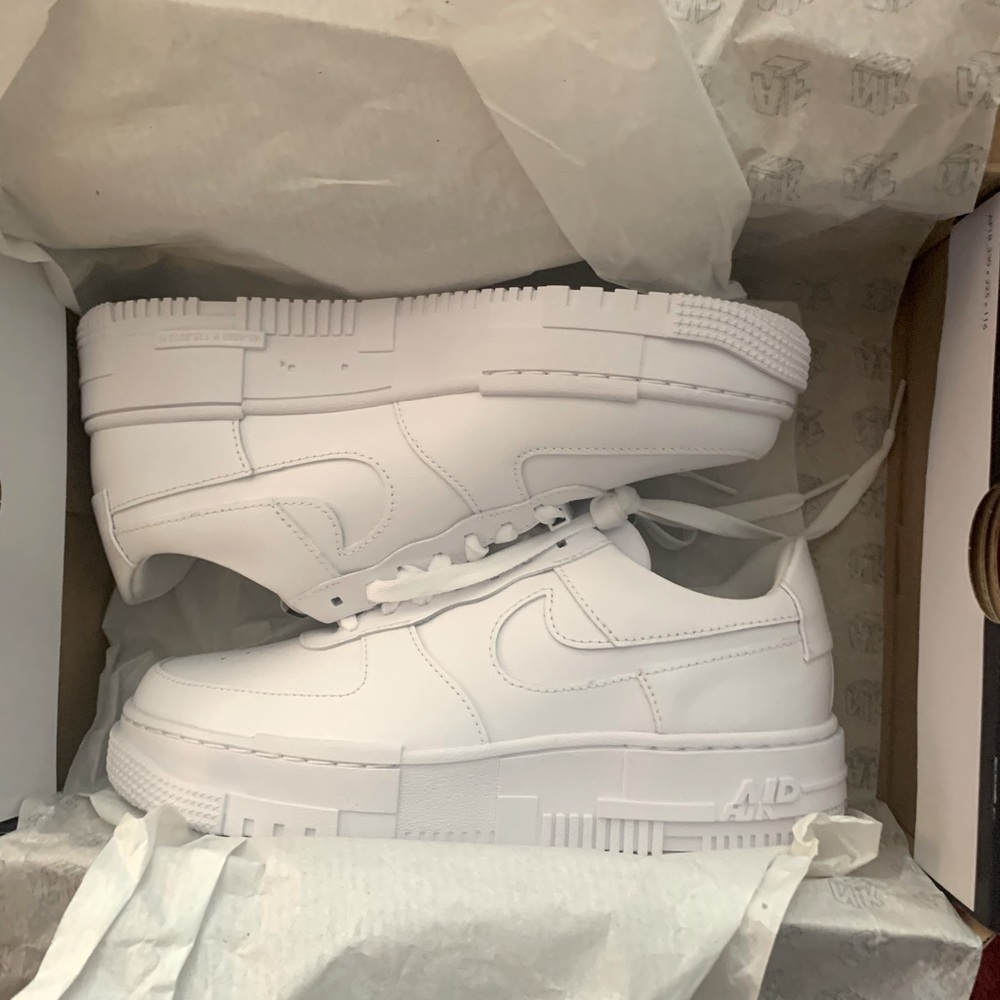BRAND NEW IN BOX NIKE AF1 PIXEL 📷